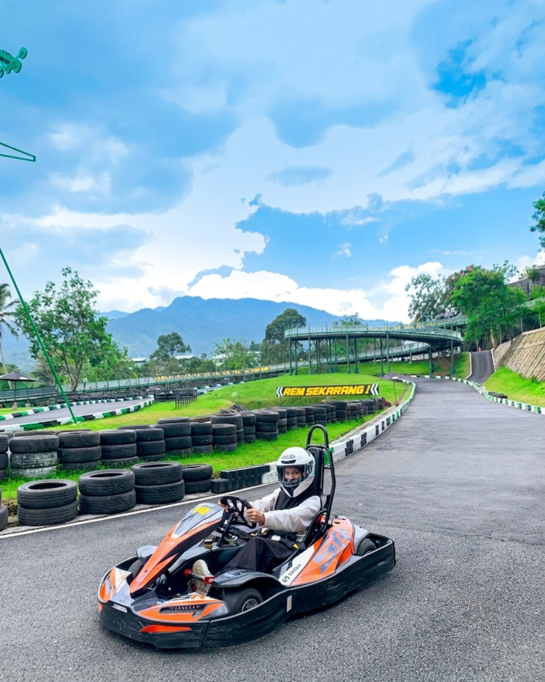 Pengunjung mengendarai go-kart di trek GO-LUGE