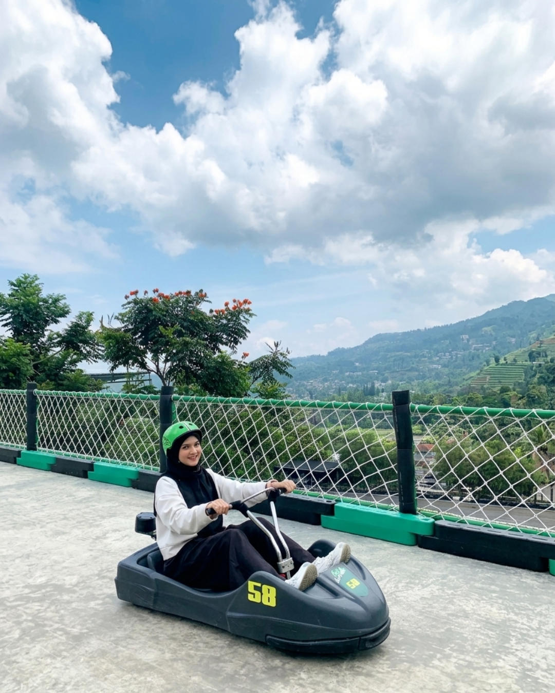 Pengunjung mengendarai luge cart di trek GO-LUGE
